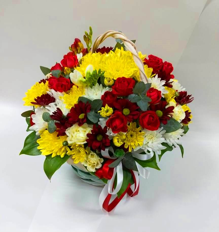 Цветочная композиция из Хризантемы и Розы в корзине в Никеле