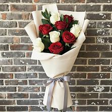 Букет красно-белые розы в Никеле Букет цветов из:  Розы в Никеле