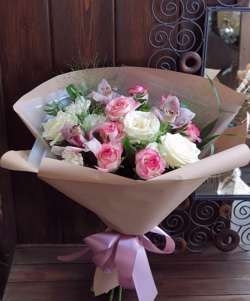 Букет цветов из: Гвоздики, Орхидеи, Розы и Хризантемы в Никеле