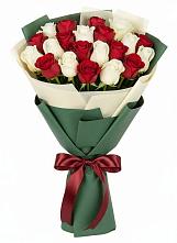 Микс из красных и белых роз в Никеле Букет Микс из красных и белых роз в Никеле