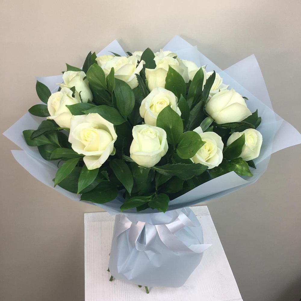 Букет 15 Белых роз Проуд в Никеле