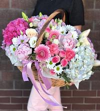 Цветочная композиция из Розы, Хризантемы, Пионы и Лизиантусы в корзине в Никеле