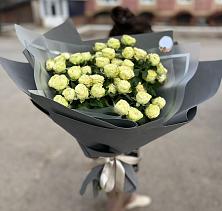 Букет Белые кустовые розы Солинеро в Никеле