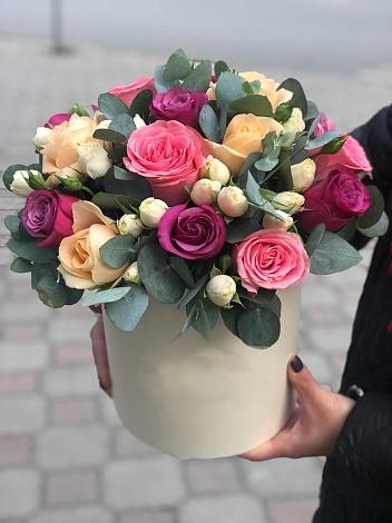 Цветочная композиция из Розы в шляпной коробке в Никеле