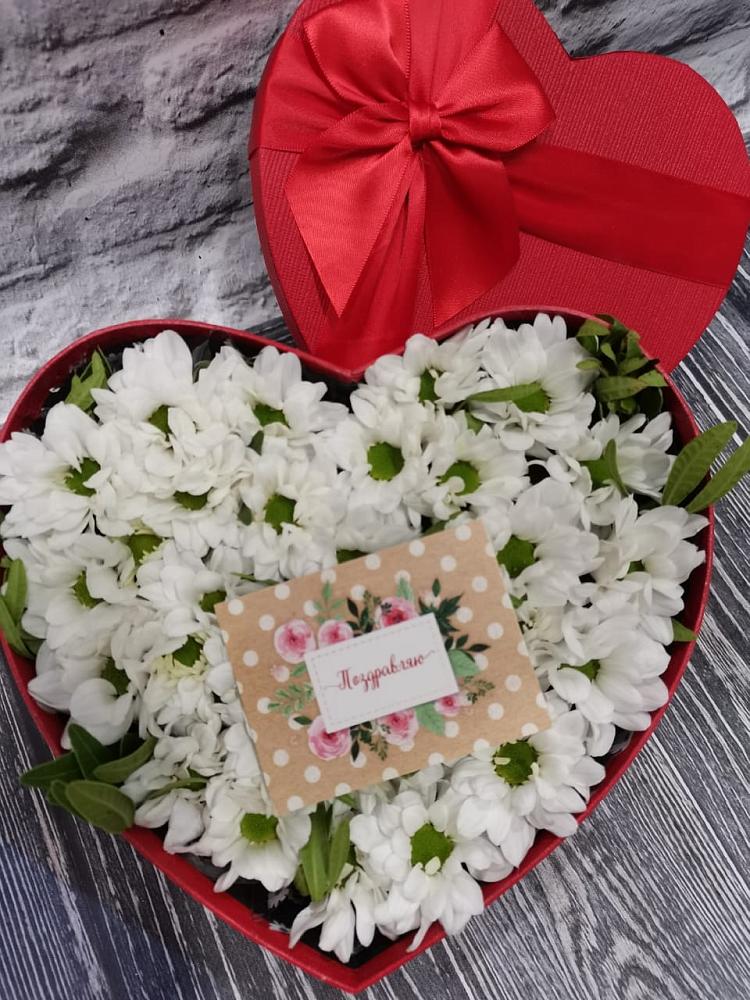 Цветочная композиция из Хризантемы в виде сердца в Никеле