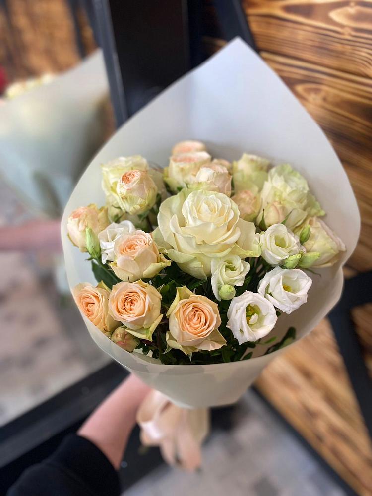 Букет цветов из: Розы и Лизиантусы в Никеле